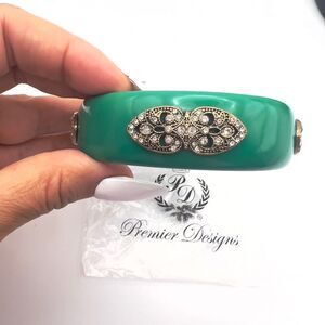 Emerald Green Bracelet with Gold Accents